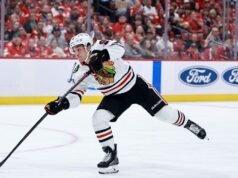 Blackhawks Frank Nazar atingido no rosto por um disco contra Senators, fora de 4 semanas