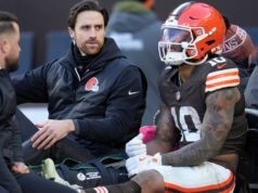 Browns Quinshon Judkins torceu o tornozelo e quebrou a fíbula