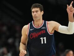 Destaques da NBA 2025: Brook Lopez atinge o recorde de sua carreira com nove cestas de 3 pontos contra o POR