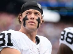 Por que os Raiders Alex Bachman dirige um carro alugado e mora em uma pensão