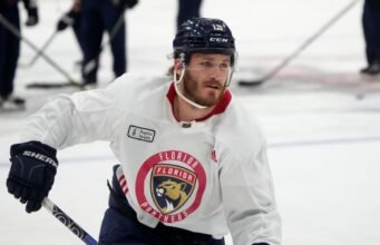Matthew Tkachuk treina com os Panteras pela primeira vez nesta temporada