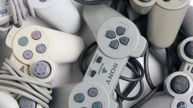 2022-old-gamepads-retro-sony-1047573647_ef7b16.jpg
