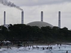 A Guarda Costeira está perseguindo outro navio-tanque que está ajudando a Venezuela a contornar as sanções, disse uma autoridade dos EUA