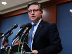 Mike Johnson emite alerta de impeachment de Donald Trump