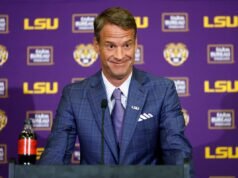 Lane Kiffin, da LSU, recebeu reação negativa por trollar publicamente Ole Miss