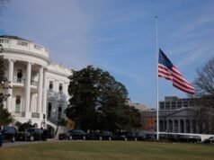 As bandeiras dos EUA foram ordenadas a voar com meio mastro em 6 estados neste fim de semana