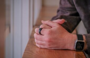 Pebble Index 01 é um anel inteligente com microfone embutido.