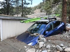 Deslizamentos de lama enterram carros e casas em cidade da Califórnia enquanto tempestades mortais atingem os EUA; milhares de voos interrompidos | Notícias do mundo