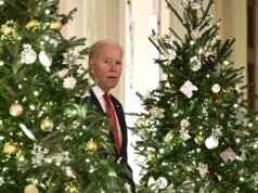 O ex-presidente Joe Biden foi ridicularizado nas redes sociais pela foto de Natal