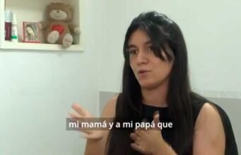 A emocionante história de Carla: Apesar da perda auditiva, ela se tornou designer gráfica com esforço