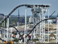 Falha na montanha-russa do Texas prende dois passageiros com mais de 30 metros de altura