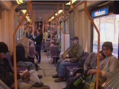 O homem supostamente agrediu dois estranhos no transporte público em incidentes separados