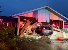 Continuam as buscas por morador desaparecido após motorista ser preso em acidente com porta de garagem