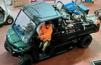 Homem ganha US $ 50 mil em propriedade usando UTV roubado da escola para surdos de Oregon