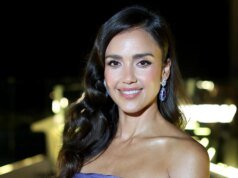 Jessica Alba mostra abdômen de biquíni após noivado com Dani Ramirez