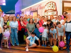 O prefeito Fuentes acompanhou um grupo de aposentados em um passeio pelo museu de ciclomotores