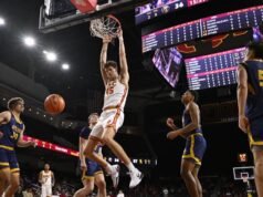 Depois de lutar para encontrar um adversário, USC domina UC Santa Cruz