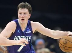 O novato do Hornets, Kon Knueppel, sai da quadra e não joga o segundo tempo após torcer o tornozelo