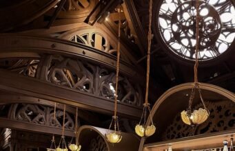 O tenista australiano Alex de Minaur bebe vinho com o rei do pop de Taiwan, Jay Chou, após deixar o Aberto da Austrália