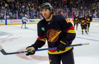 Sharks adquirem o ala Kiefer Sherwood do Canucks