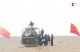 Cápsula espacial chinesa danificada por ataque de lixo espacial retorna à Terra (vídeo)