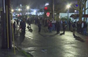 Dezenas de pessoas protestaram do lado de fora das instalações do ICE de Portland horas após o tiroteio envolvendo agentes do FEED