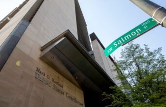 Dupla mãe e filha do Oregon enfrenta novas acusações de trabalho forçado e fraude na saúde