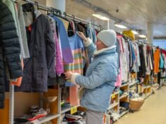 Um homem econômico compra uma bolsa em uma loja, incapaz de acreditar no ‘tesouro’ dentro dela
