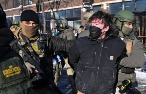 Em fotos: manifestantes entram em confronto com a polícia após tiroteio mortal em Minneapolis