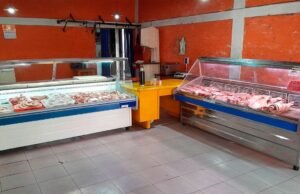 Criminosos saquearam um açougue no Anatuya Center forçando um ventilador