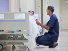 Acolhemos com agrado medidas destinadas a eliminar cuidados de corredor “inaceitáveis” no NHS