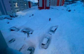 Timelapse incrível de pessoas salvando seus carros cobertos de neve