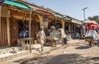 Atacantes armados invadiram o mercado nigeriano, mataram dezenas de pessoas e sequestraram outras