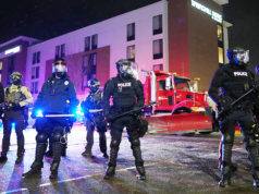 Manifestantes anti-ICE em Minnesota foram presos depois de atirarem objetos contra policiais e se recusarem a dispersar