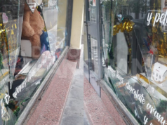 Um assalto violento no centro de Santiago: quebrou a vitrine de uma empresa e levou dinheiro e bens