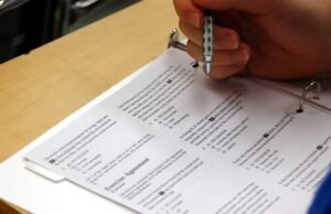 ‘Demolindo a estabilidade’: Famílias se manifestam contra o fechamento de uma pequena escola secundária de Vancouver