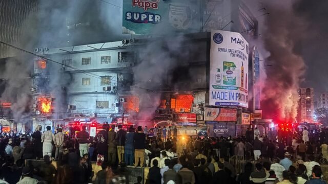 skynews-pakistan-fire-karachi_7138500.jpg