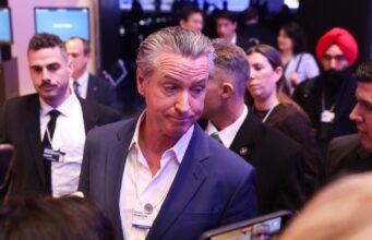 Newsom acusa Trump no cenário mundial de tentar suprimir a dissidência