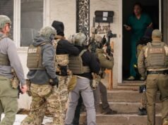 ‘Inconstitucional e cruel’: memorando do ICE permite que agentes entrem em casas sem mandado judicial