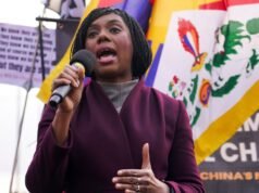 Oponentes protestam contra a planejada ‘megaembaixada’ da China no Reino Unido à medida que o prazo de decisão se aproxima