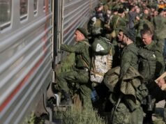 A Rússia oferece bônus em dinheiro, liberta prisioneiros e incentiva estrangeiros a reabastecer suas tropas na Ucrânia