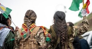 Vídeo mostra um combatente sírio com tranças que ele afirma pertencer a uma mulher curda em Raqqa