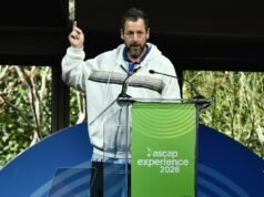 Adam Sandler elogia o talento musical de suas filhas durante cerimônia ASCAP
