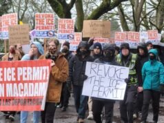 ‘Ele pode fazer muito mais’: Dezenas de pessoas se reúnem em frente à casa do prefeito de Portland, Wilson, em protesto anti-ICE
