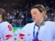 Jogadoras canadenses de hóquei se tornam virais com reações hilariantes a brinquedos de pelúcia na cerimônia da medalha olímpica