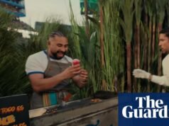 Ele faz uma aparição surpresa no show do intervalo da loja de tacos favorita de Los Angeles, Bad Bunny | Los Angeles