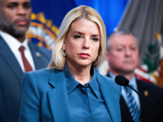 Um tribunal de apelações manteve a política de detenção de Trump para imigrantes ilegais