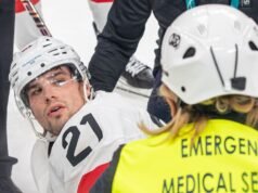 Swiss Fiala deixa o gelo em uma maca com uma lesão na perna