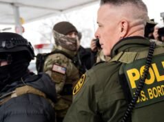 Dois policiais que mentiram sobre o assassinato de um imigrante em Minneapolis foram suspensos