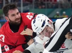 Tom Wilson, do Canadá, deixa cair luvas em raro jogo olímpico de hóquei